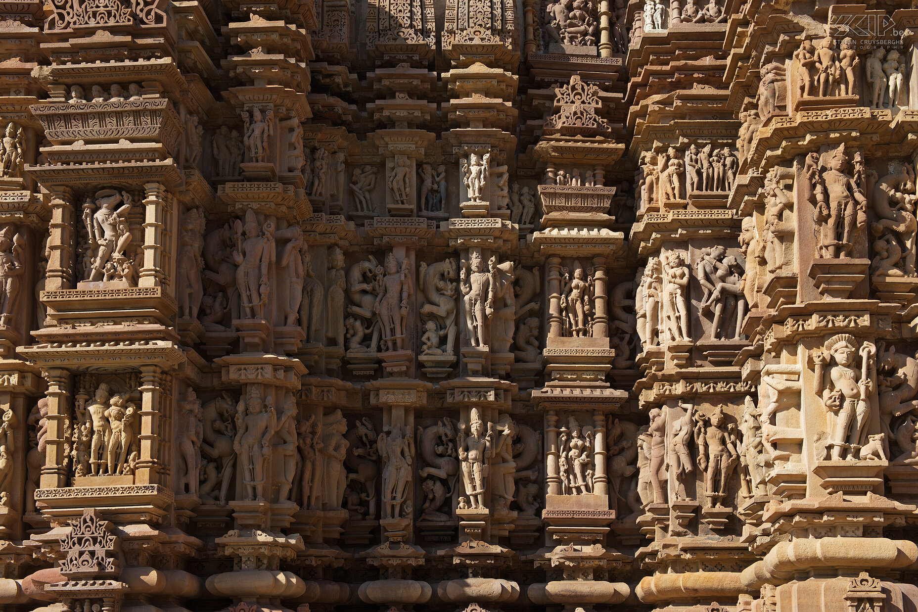 Khajuraho - Kandariya-Mahadev tempel De prachtige en talrijke sculpturen op de tempels van Khajuraho zijn een ode aan het leven in al zijn facetten.  Stefan Cruysberghs